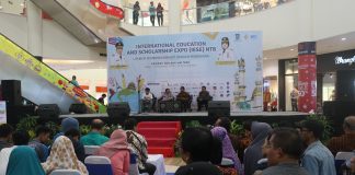 Organisasi Mata Garuda mengadakan International Education and Scholarship Expo (IESE) NTB 2018 dI Mall Epicentrum untuk mahasiswa yang mencari beasiswa dari kampus luar negeri.