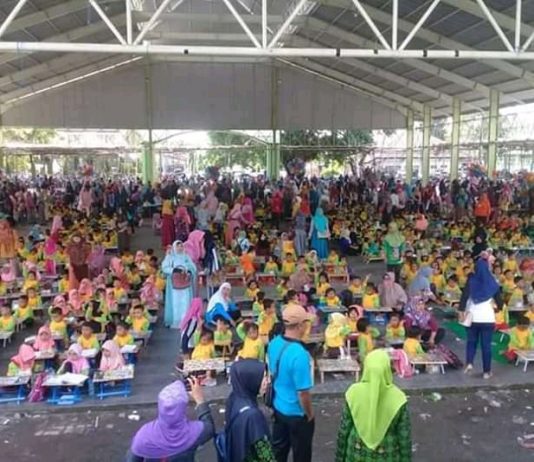 1.235 Ribu murid RA se-kecamatan Lombok Timur sedang mengikuti lomba mewarnai di Gor Universitas Pancor Lotim
