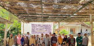 KKN PMD Unram Desa Sengkol 2 Mengadakan Sosialisasi Pembuatan Urea Molasses Block di Dusun Loang Landak, Desa Sengkol, Kec. Pujut, Kab. Lombok Tengah (5/8/2025).