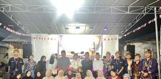 Foto bersama dalam Acara Launching Video Profile Desa bersama kepala desa dan masyarakat Desa Kesik di Aula Mushola Dusun Sungkit, Desa Kesik, Kecamatan Masbagik, Kabupaten Lombok Timur (21/08/2025)