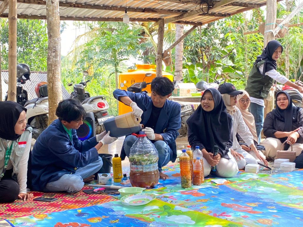 Praktik Pembuatan Pupuk Organik Cair dari Limbah Dapur oleh Mahasiswa KKN PMD Unram Desa Sengkol 2 sebagai alternatif pupuk kimia untuk petani di Dusun Loang Landak (15/8/2025).