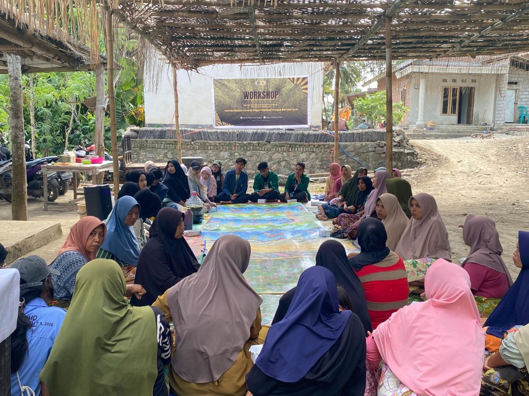 Workshop Pemanfaatan Limbah Dapur menjadi Produk Bernilai Jual oleh Mahasiswa KKN PMD Unram di Dusun Loang Landak, Desa Sengkol, Kecamatan Pujut, Kabupaten Lombok Tengah (15/8/2025).