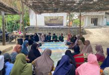 Workshop Pemanfaatan Limbah Dapur menjadi Produk Bernilai Jual oleh Mahasiswa KKN PMD Unram di Dusun Loang Landak, Desa Sengkol, Kecamatan Pujut, Kabupaten Lombok Tengah (15/8/2025).