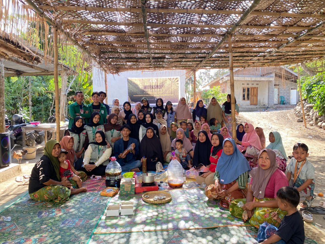 Mahasiswa Kuliah Kerja Nyata (KKN) PMD Universitas Mataram Sukses Menyelenggarakan Workshop Pemanfaatan Limbah Dapur menjadi Produk Bernilai Jual di Dusun Loang Landak, Desa Sengkol, Kecamatan Pujut, Kabupaten Lombok Tengah (15/08/2025).