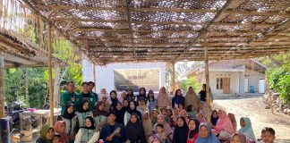 Mahasiswa Kuliah Kerja Nyata (KKN) PMD Universitas Mataram Sukses Menyelenggarakan Workshop Pemanfaatan Limbah Dapur menjadi Produk Bernilai Jual di Dusun Loang Landak, Desa Sengkol, Kecamatan Pujut, Kabupaten Lombok Tengah (15/08/2025).