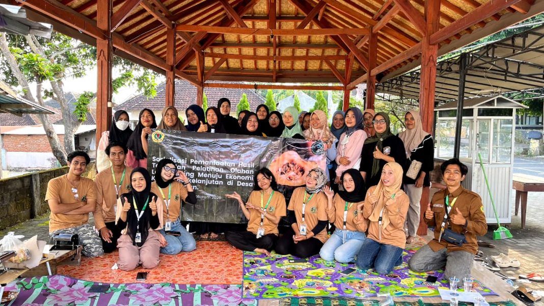 Foto bersama ibu-ibu Desa Pengadangan dalam kegiatan Praktik Pembuatan Keripik Labu Kuning di Bencingah Desa Pengadangan (26/07/2025).