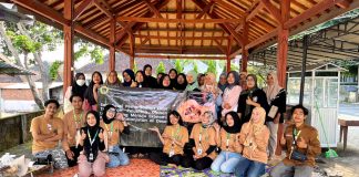 Foto bersama ibu-ibu Desa Pengadangan dalam kegiatan Praktik Pembuatan Keripik Labu Kuning di Bencingah Desa Pengadangan (26/07/2025).