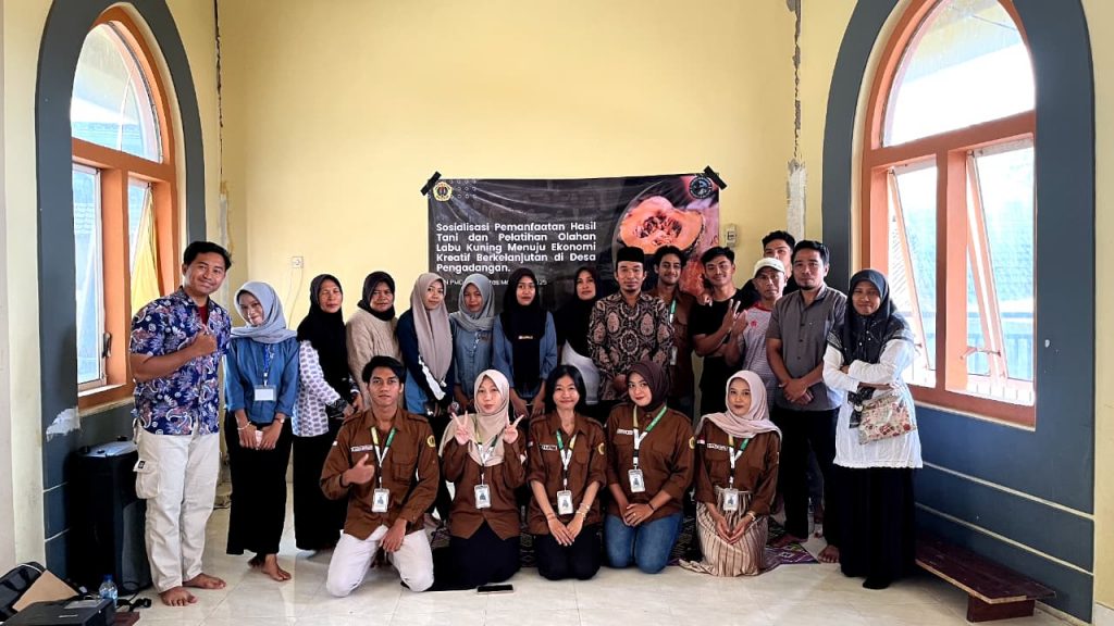 Foto bersama dalam acara sosialisasi pemanfaatan hasil tani menjadi produk bernilai jual di Aula Masjid Desa Pengadangan, Kecamatan Pringgasela, Kabupaten Lombok Timur (17/07/2025).
