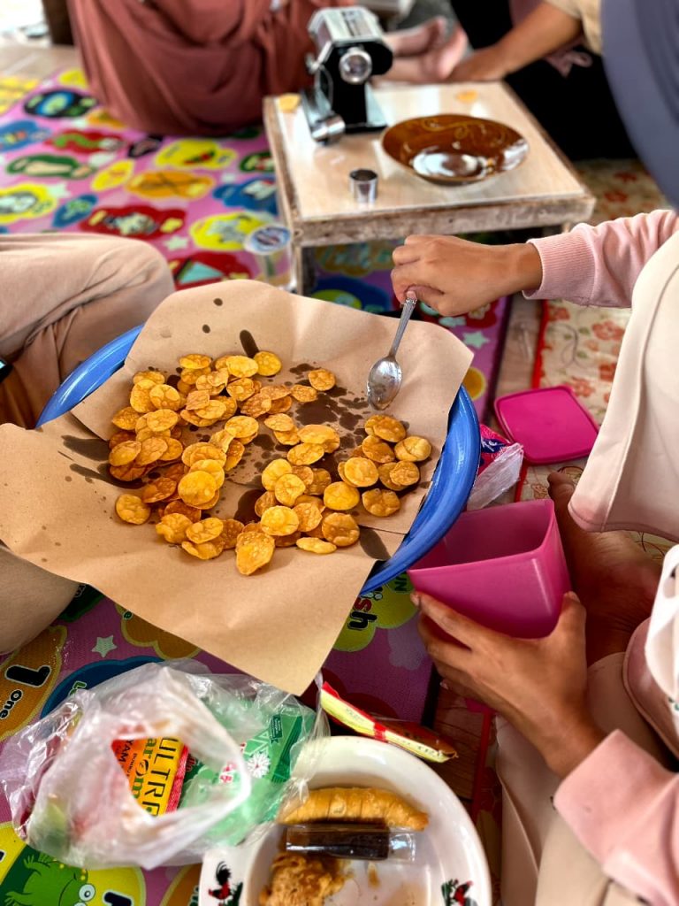 Hasil keripik labu buatan ibu-ibu Desa Pengadangan dalam acara praktik pembuatan keripik labu bersama mahasiswa KKN, Sabtu (26/07/2025).