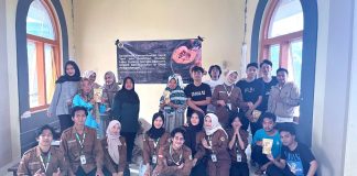 Foto bersama usai acara sosialisasi Desain Kemasan Produk sekaligus Launching Produk Keripik LabuKu di Aula Masjid Desa Pengadangan (09/08/2025).