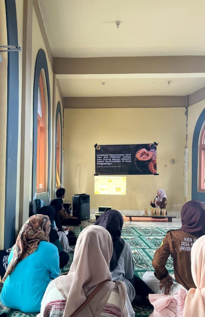 Foto bersama usai acara sosialisasi Desain Kemasan Produk sekaligus Launching Produk Keripik LabuKu di Aula Masjid Desa Pengadangan (09/08/2025).