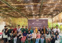 Mahasiswa KKN PMD Unram Desa Sengkol 2 menggelar sosialisasi pembuatan pupuk organik dari kotoran ternak dengan bioaktivator Agrozyme di Dusun Loang Landak, Desa Sengkol, Kecamatan Pujut, Kabupaten Lombok Tengah (29/07/2025).