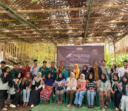 Mahasiswa KKN PMD Unram Desa Sengkol 2 menggelar sosialisasi pembuatan pupuk organik dari kotoran ternak dengan bioaktivator Agrozyme di Dusun Loang Landak, Desa Sengkol, Kecamatan Pujut, Kabupaten Lombok Tengah (29/07/2025).