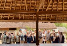 Mahasiswa KKN PMD Unram bekerja sama dengan UPT HPT & Keswan Kecamatan Pujut menggelar program penyuntikan vitamin dan obat cacing untuk ternak sapi di Dusun Loang Landak, Desa Sengkol, Kecamatan Pujut, Kabupaten Lombok Tengah (21/07/2025).