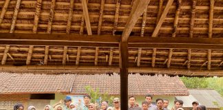 Mahasiswa KKN PMD Unram bekerja sama dengan UPT HPT & Keswan Kecamatan Pujut menggelar program penyuntikan vitamin dan obat cacing untuk ternak sapi di Dusun Loang Landak, Desa Sengkol, Kecamatan Pujut, Kabupaten Lombok Tengah (21/07/2025).