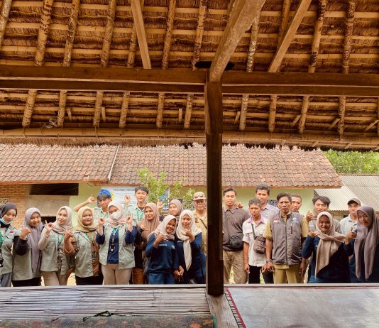 Mahasiswa KKN PMD Unram bekerja sama dengan UPT HPT & Keswan Kecamatan Pujut menggelar program penyuntikan vitamin dan obat cacing untuk ternak sapi di Dusun Loang Landak, Desa Sengkol, Kecamatan Pujut, Kabupaten Lombok Tengah (21/07/2025).